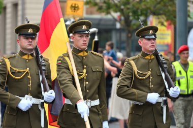 Vilnius, Litvanya - 26 Ağustos 2023: Silahlı kuvvetler bando festivali, Litvanya 'nın Vilnius kentindeki şehir caddesinde geçit töreni.