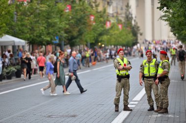 Vilnius, Litvanya - 26 Ağustos 2023: Vilnius, Litvanya 'da şehir caddesinde görevli Askeri Polis Memurları.