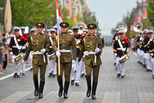 Vilnius, Litvanya - 26 Ağustos 2023: Silahlı kuvvetler bando festivali, Litvanya 'nın Vilnius kentindeki şehir caddesinde geçit töreni.