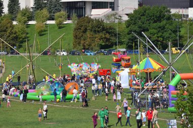 Vilnius, Eylül 02, 2023: Litvanya 'nın Vilnius kentindeki Neris nehrindeki şehir dinlenme bölgesine bakın.