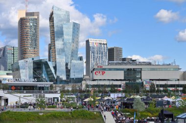 Vilnius, Eylül 02, 2023: Vilnius, Litvanya 'daki modern ofis binaları. Vilnius, Litvanya 'nın başkenti ve en büyük şehridir.