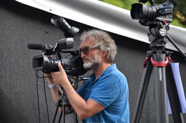 Vilnius, Litvanya - 02 Eylül 2023: TV kameramanı Vilnius 'ta politik bir olayı çekiyor. Vilnius, Litvanya 'nın başkenti ve en büyük şehridir.