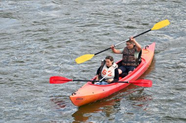 Vilnius, Eylül 02, 2023: Neris nehrinde kano süren kimliği belirsiz insanlar, Litvanya 'nın Vilnius kentindeki ana nehirdir.