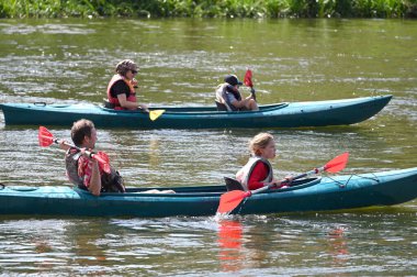 Vilnius, Eylül 02, 2023: Neris nehrinde kano süren kimliği belirsiz insanlar, Litvanya 'nın Vilnius kentindeki ana nehirdir.