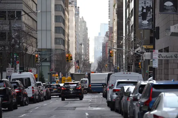 Nova York Eua Fevereiro 2023 Tráfego Rua Manhattan Nova York — Fotografia de Stock