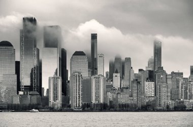 Manhattan şehir merkezi gökdelenleri ve New York 'ta sabah sisi.