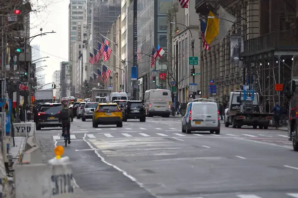 Nova Iorque Fevereiro 2023 Tráfego Rua Manhattan Nova York Estados — Fotografia de Stock