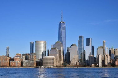 Jersey City, NJ, ABD - 18 Şubat 2023, Manhattan şehir merkezinde gün batımı saati. Jersey City 'nin rıhtımından görüntü