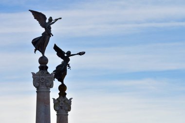 Roma, İtalya - 17 Şubat 2022: Roma, İtalya 'daki tarihi binaların heykelleri