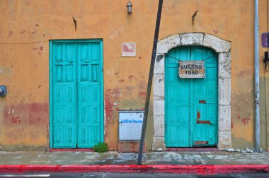 Merida, Meksika - 20 Temmuz 2023: Merida şehrinin eski kasabasının caddesinde renkli koloni tarzı binalar