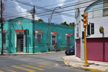 Merida, Meksika - 20 Temmuz 2023: Merida şehrinin eski kasabasının caddesinde renkli koloni tarzı binalar