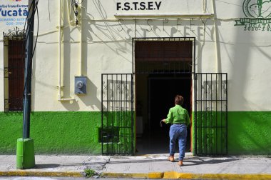 Merida, Meksika - 21 Temmuz 2023: Merida şehrinin eski kasabasının caddesinde renkli koloni tarzı binalar