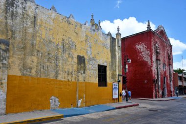 Merida, Meksika - 20 Temmuz 2023: Merida şehrinin eski kasabasının caddesinde renkli koloni tarzı binalar