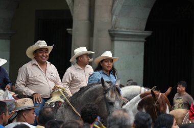 Oaxaca, Meksika - 09 Temmuz 2023: Oaxaca, Meksika 'daki geçit töreninde güzel atlara binen Meksikalı kovboylar