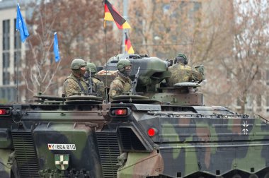 Vilnius, Litvanya - 25 Kasım 2023 'te Litvanya Silahlı Kuvvetleri' nin restorasyonu anısına Vilnius Askeri Geçit Töreni 'nde ağır zırhlı araçlar