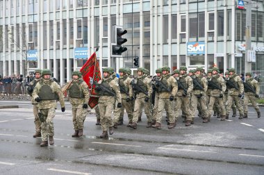 Vilnius, Litvanya - 25 Kasım 2023 'te Litvanya Silahlı Kuvvetleri' nin restorasyonu anısına Vilnius 'taki askeri geçit töreni