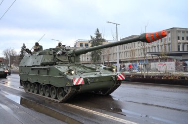 Vilnius, Litvanya - 25 Kasım 2023 'te Litvanya Silahlı Kuvvetleri' nin restorasyonu anısına Vilnius Askeri Geçit Töreni 'nde ağır zırhlı araçlar