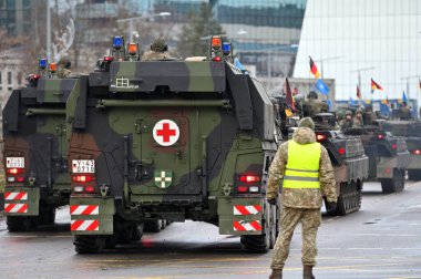 Vilnius, Litvanya - 25 Kasım 2023 'te Litvanya Silahlı Kuvvetleri' nin restorasyonu anısına Vilnius Askeri Geçit Töreni 'nde ağır zırhlı araçlar