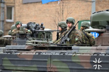 Vilnius, Litvanya - 25 Kasım 2023 'te Litvanya Silahlı Kuvvetleri' nin restorasyonu anısına Vilnius 'taki askeri geçit töreni