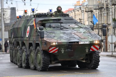 Vilnius, Litvanya - 25 Kasım 2023 'te Litvanya Silahlı Kuvvetleri' nin restorasyonu anısına Vilnius Askeri Geçit Töreni 'nde ağır zırhlı araçlar