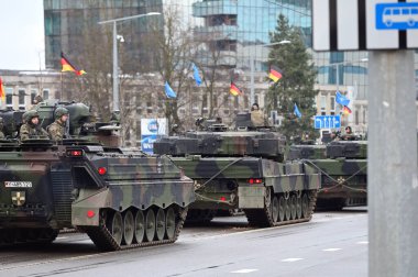 Vilnius, Litvanya - 25 Kasım 2023 'te Litvanya Silahlı Kuvvetleri' nin restorasyonu anısına Vilnius Askeri Geçit Töreni 'nde ağır zırhlı araçlar