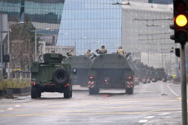 Vilnius, Litvanya - 25 Kasım 2023 'te Litvanya Silahlı Kuvvetleri' nin restorasyonu anısına Vilnius Askeri Geçit Töreni 'nde ağır zırhlı araçlar