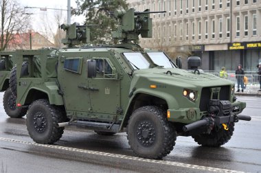 Vilnius, Litvanya - 25 Kasım 2023 'te Litvanya Silahlı Kuvvetleri' nin restorasyonu anısına Vilnius Askeri Geçit Töreni 'nde ağır zırhlı araçlar