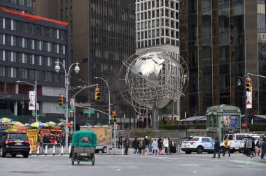 New York City (19 Şubat 2023 - The Columbus Circle Globe), Kim Brandell 'in New York, ABD merkezli bir heykeli..