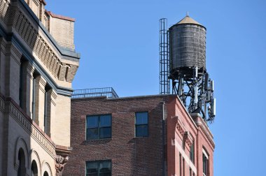 Manhattan, New York 'ta bir binanın çatısındaki su kulesi.