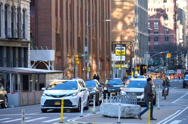 New York, ABD - 18 Şubat 2023: Manhattan, New York, ABD 'de trafik