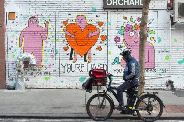 New York, ABD - 14 Şubat 2023: Brooklyn, New York, ABD 'de kimliği belirsiz insanlar