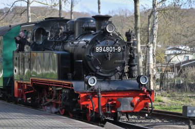 Rugen, Almanya - 13 Nisan 2023: Rugen Adası, Almanya 'da dar ölçülü bir demiryolu treni