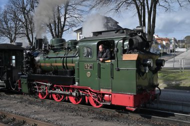Rugen, Almanya - 13 Nisan 2023: Rugen Adası, Almanya 'da dar ölçülü bir demiryolu treni