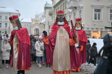 Vilnius, Litvanya - 6 Ocak 2024: Vilnius, Litvanya 'da düzenlenen Geleneksel Üç Krallar Günü geçit töreninde kimliği belirsiz insanlar