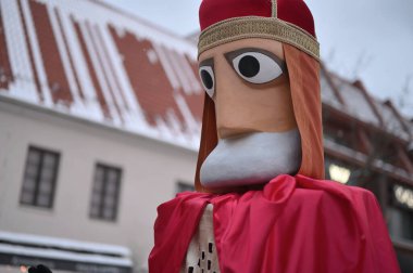 Vilnius, Litvanya - 6 Ocak 2024: Vilnius, Litvanya 'da düzenlenen Geleneksel Üç Krallar Günü geçit töreninde kimliği belirsiz insanlar