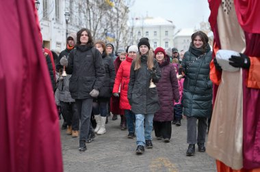 Vilnius, Litvanya - 6 Ocak 2024: Vilnius, Litvanya 'da düzenlenen Geleneksel Üç Krallar Günü geçit töreninde kimliği belirsiz insanlar