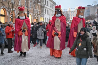 Vilnius, Litvanya - 6 Ocak 2024: Vilnius, Litvanya 'da düzenlenen Geleneksel Üç Krallar Günü geçit töreninde kimliği belirsiz insanlar