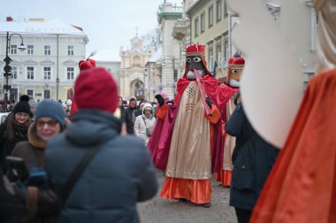 Vilnius, Litvanya - 6 Ocak 2024: Vilnius, Litvanya 'da düzenlenen Geleneksel Üç Krallar Günü geçit töreninde kimliği belirsiz insanlar