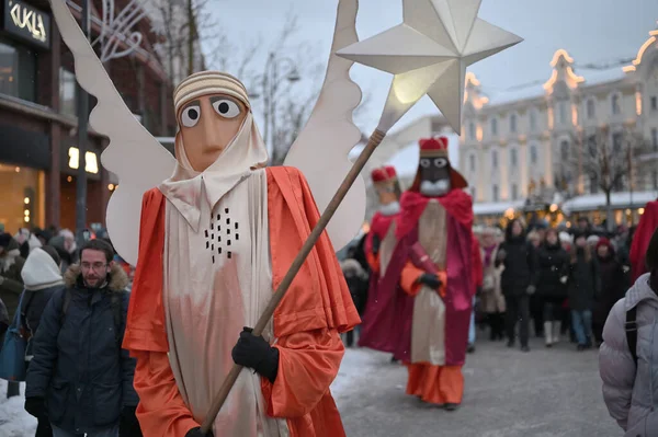 Vilnius, Litvanya - 6 Ocak 2024: Vilnius, Litvanya 'da düzenlenen Geleneksel Üç Krallar Günü geçit töreninde kimliği belirsiz insanlar