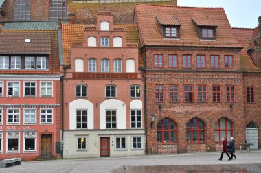 Stralsund, Almanya - 14 Nisan 2023: Eski Stralsund kasabasında tipik mimari. Tarihi Stralsund eski kasaba adası UNESCO 'nun Dünya Mirası Bölgesi