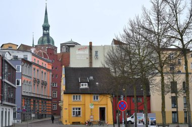 Stralsund, Almanya - 14 Nisan 2023: Eski Stralsund kasabasında tipik mimari. Tarihi Stralsund eski kasaba adası UNESCO 'nun Dünya Mirası Bölgesi