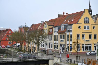 Stralsund, Almanya - 14 Nisan 2023: Eski Stralsund kasabasında tipik mimari. Tarihi Stralsund eski kasaba adası UNESCO 'nun Dünya Mirası Bölgesi
