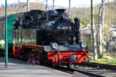 Rugen, Almanya - 13 Nisan 2023: Rugen Adası, Almanya 'da dar ölçülü bir demiryolu treni