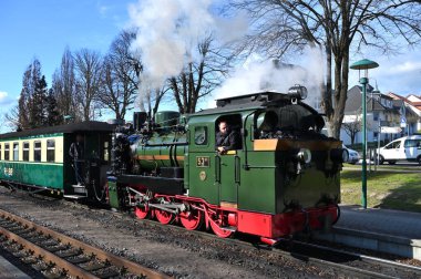 Rugen, Almanya - 13 Nisan 2023: Rugen Adası, Almanya 'da dar ölçülü bir demiryolu treni