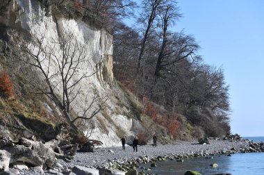 Sassnitz, Almanya - 12 Nisan 2023: Sassnitz, Rugen Adası, Almanya 'da kimliği belirsiz insanlar