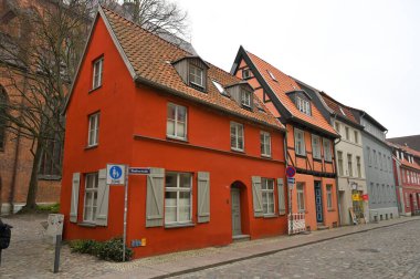 Stralsund, Almanya - 14 Nisan 2023: Eski Stralsund kasabasında tipik mimari. Tarihi Stralsund eski kasaba adası UNESCO 'nun Dünya Mirası Bölgesi