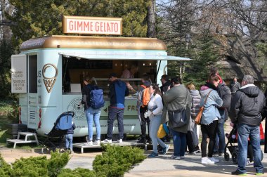 Berlin, Almanya - 10 Nisan 2023: Berlin Hayvanat Bahçesi Berlin, Almanya 'da kimliği belirsiz insanlar dondurma bekliyor