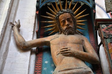 Stralsund, Almanya - 14 Nisan 2023: St. Nicholas Kilisesi 'nde heykel. Tarihi Stralsund eski kasaba adası UNESCO 'nun Dünya Mirası Bölgesi