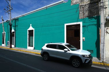Merida, Meksika - 21 Temmuz 2023: Merida şehrinin eski şehri Yucatan 'ın caddesinde renkli koloni tarzı binalar