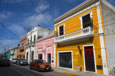 Merida, Meksika - 21 Temmuz 2023: Merida şehrinin eski şehri Yucatan 'ın caddesinde renkli koloni tarzı binalar